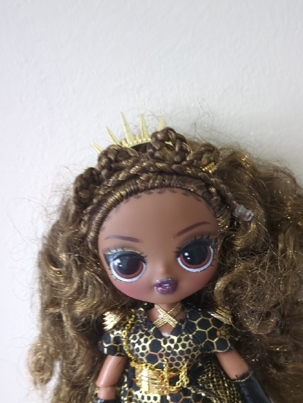 LOL Surprise OMG Fierce Royal Bee Doll 11.5" Gold Outfit & Crown - Picture 11 of 11